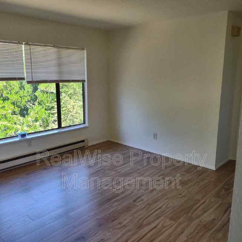 247 Nw Rose St - Photo 3 of 16