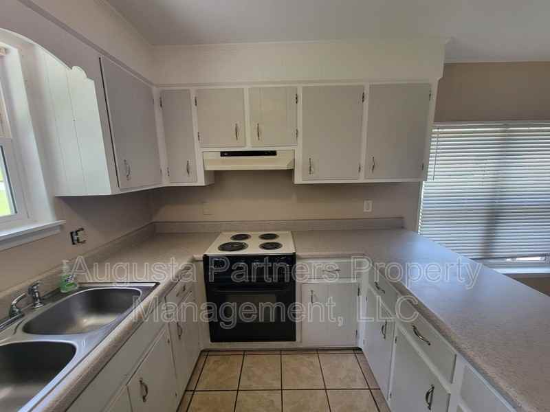 2421 Friar Ln - Photo 2 of 19