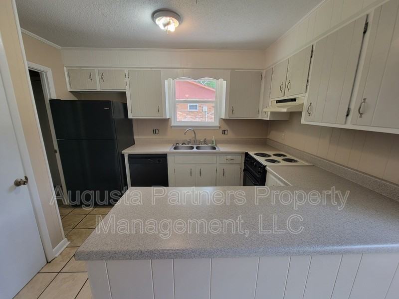 2421 Friar Ln - Photo 3 of 19