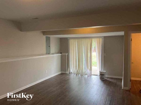 408 Ne 192nd St - Photo 2 of 11