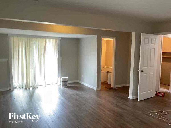 408 Ne 192nd St - Photo 3 of 11