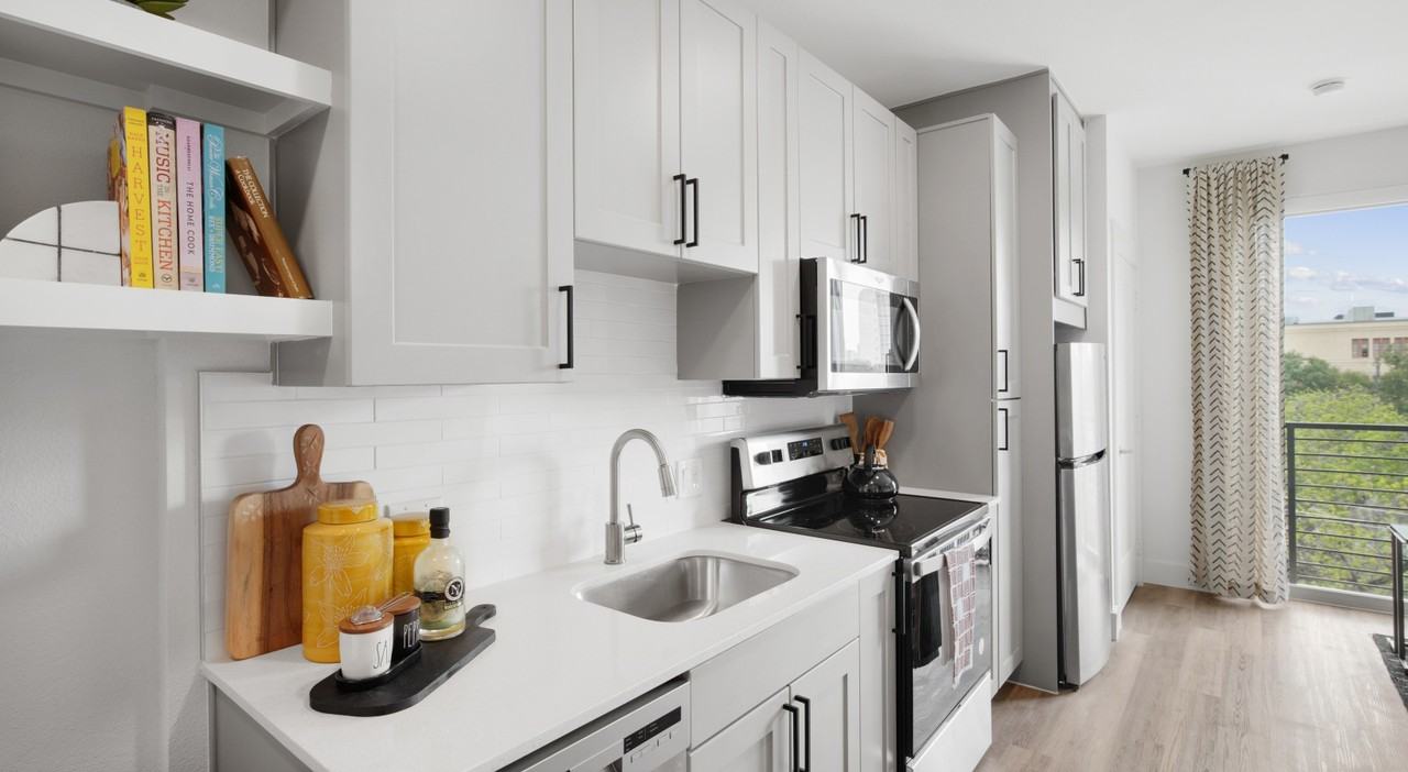 829 W 12th St #101 - Photo 2 of 13
