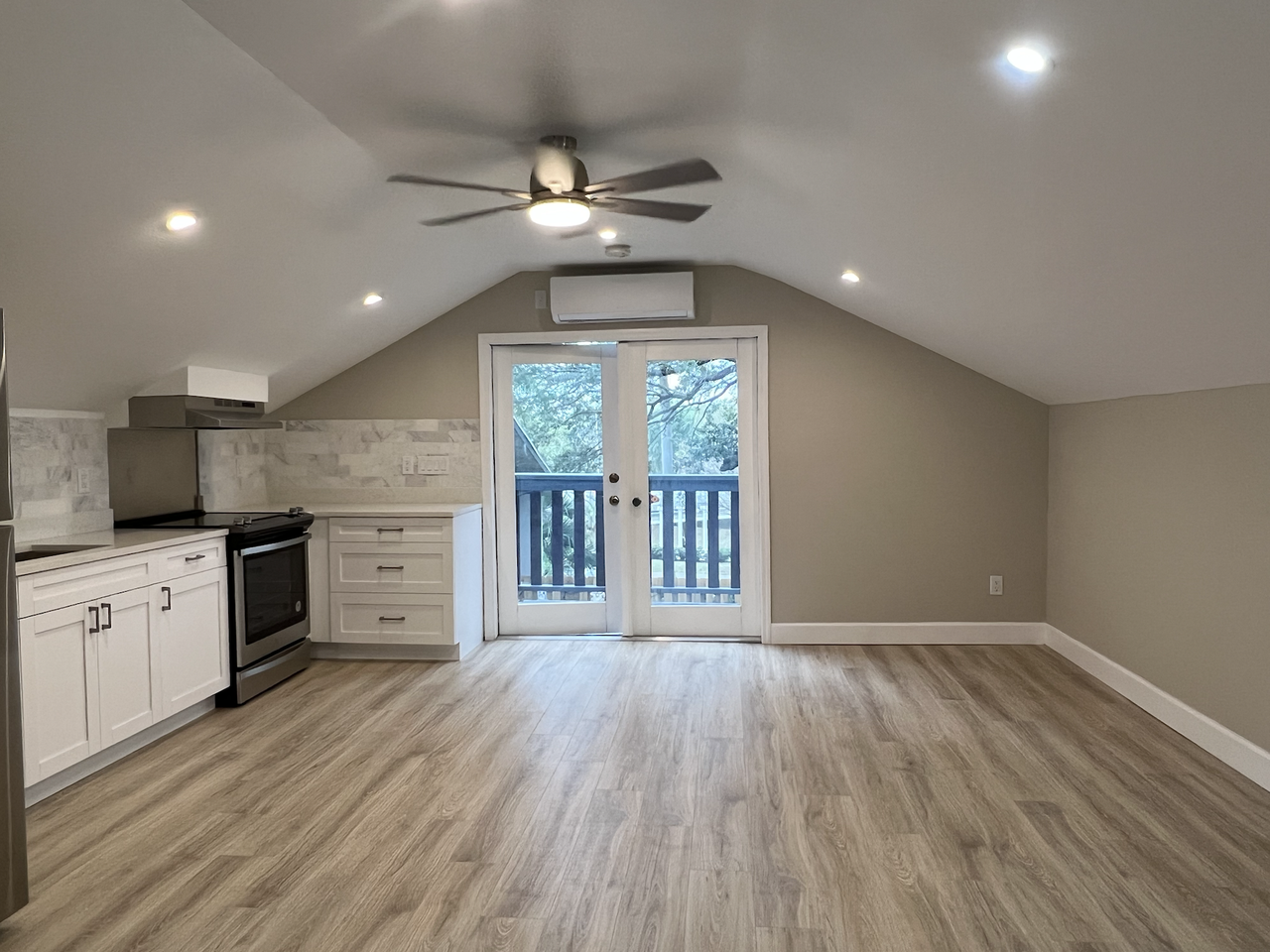 846 1/2 8th Ave S #B - Photo 3 of 13