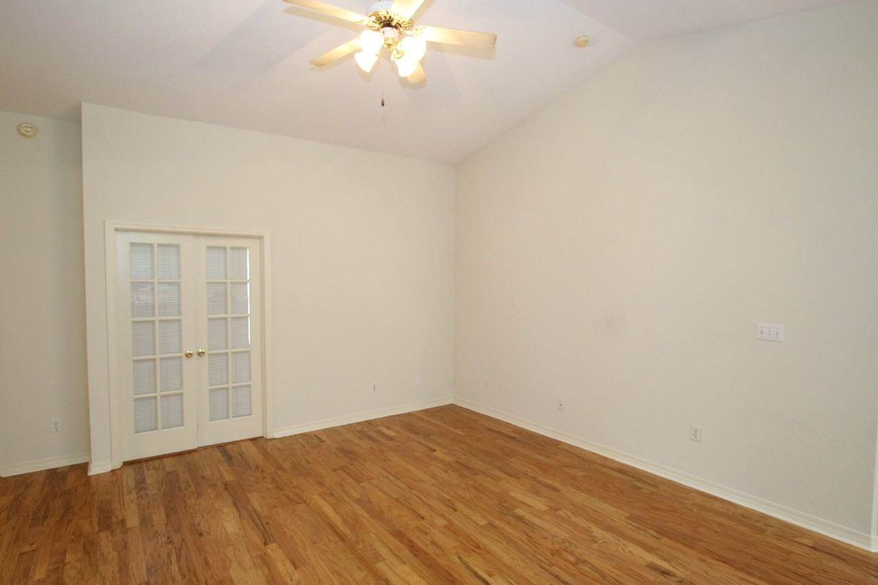 1203 Simpson St - Photo 3 of 20