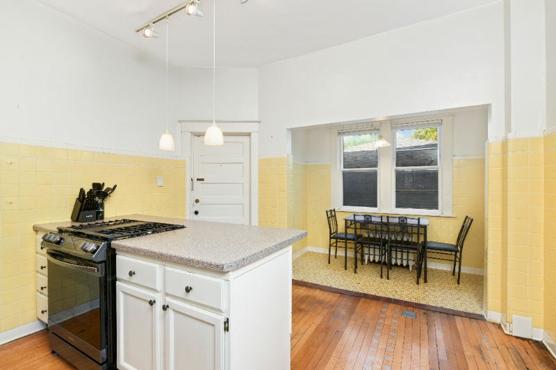 567 Ottawa Ave - Photo 7 of 19