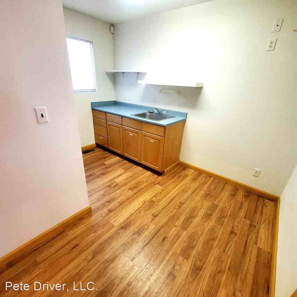 306 W 3rd St #B - Photo 3 of 7