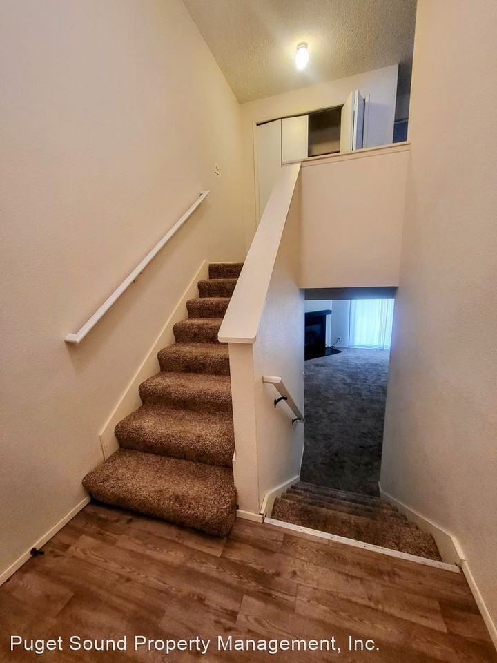 928 Blue Heron Ave Ne - Photo 3 of 15