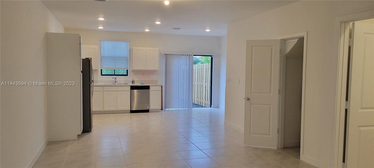 1461 Ne 5th Ave #1461 - Photo 2 of 8
