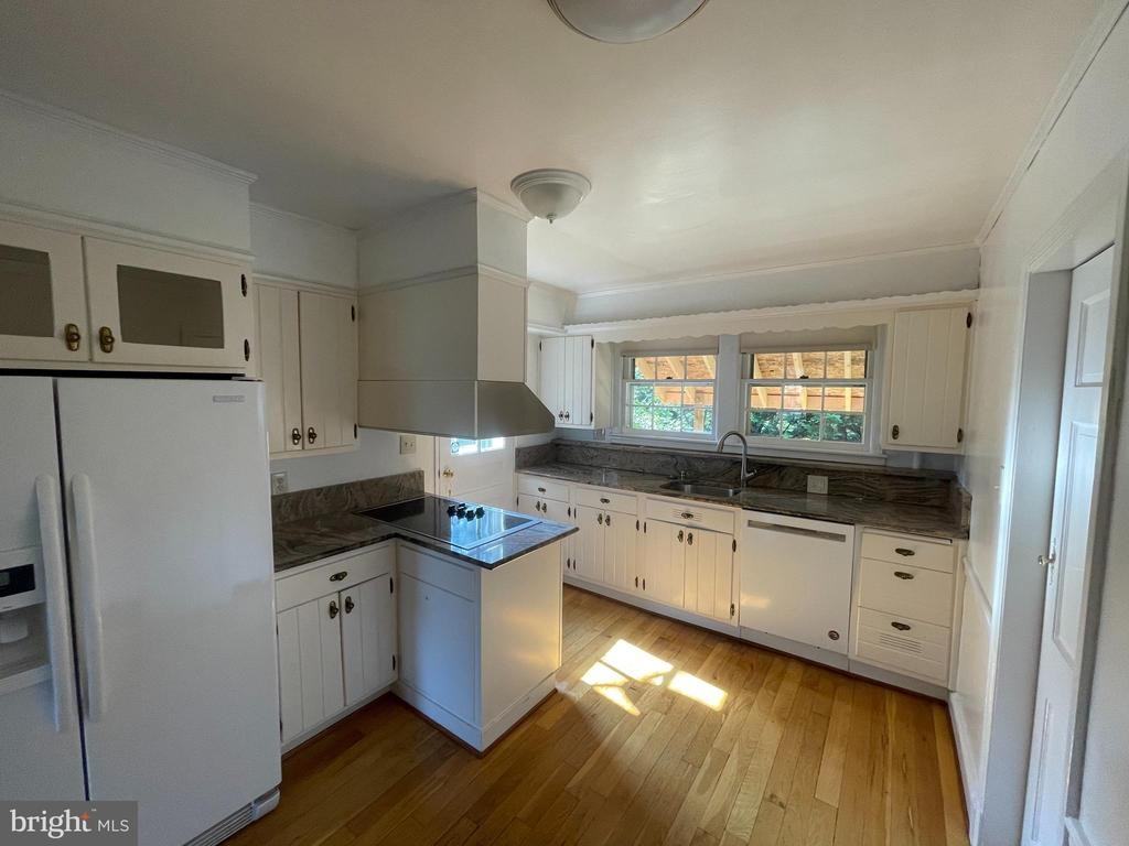 801 Northwest Dr - Photo 3 of 8