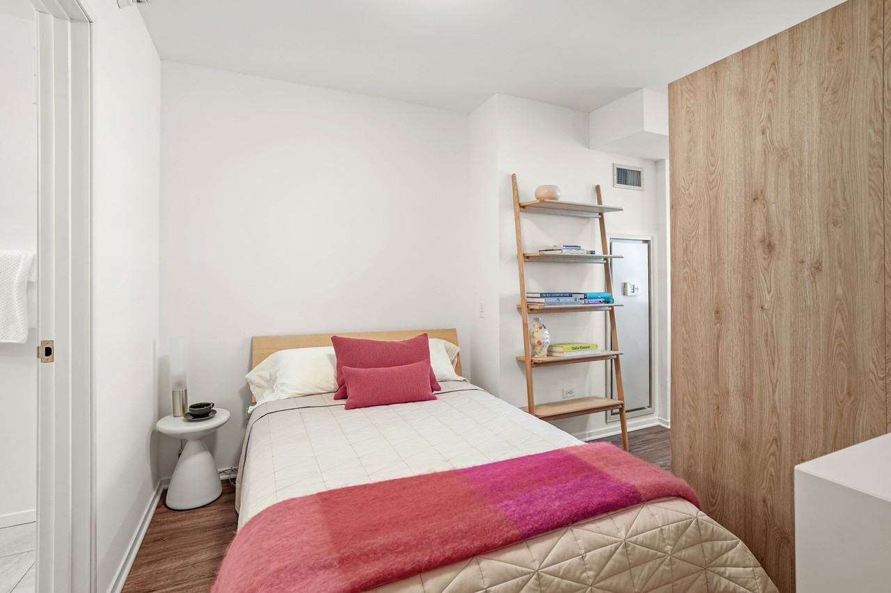 220 E Illinois St - Photo 3 of 27