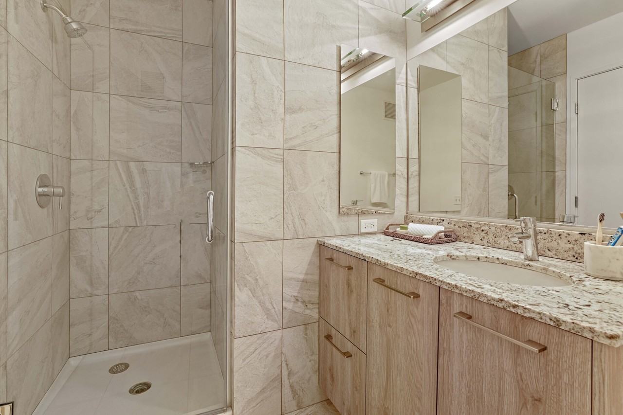 220 E Illinois St - Photo 7 of 27