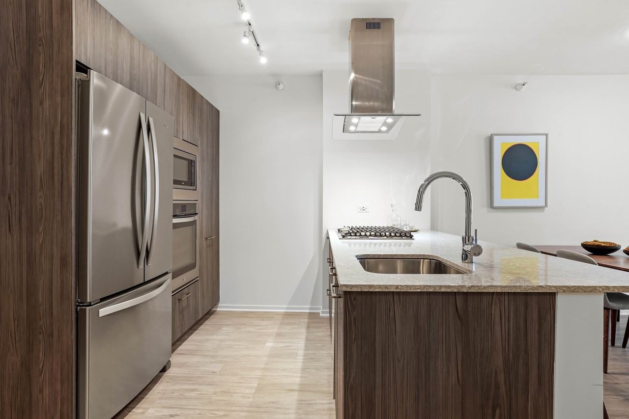 220 E Illinois St #1-1 - Photo 2 of 31