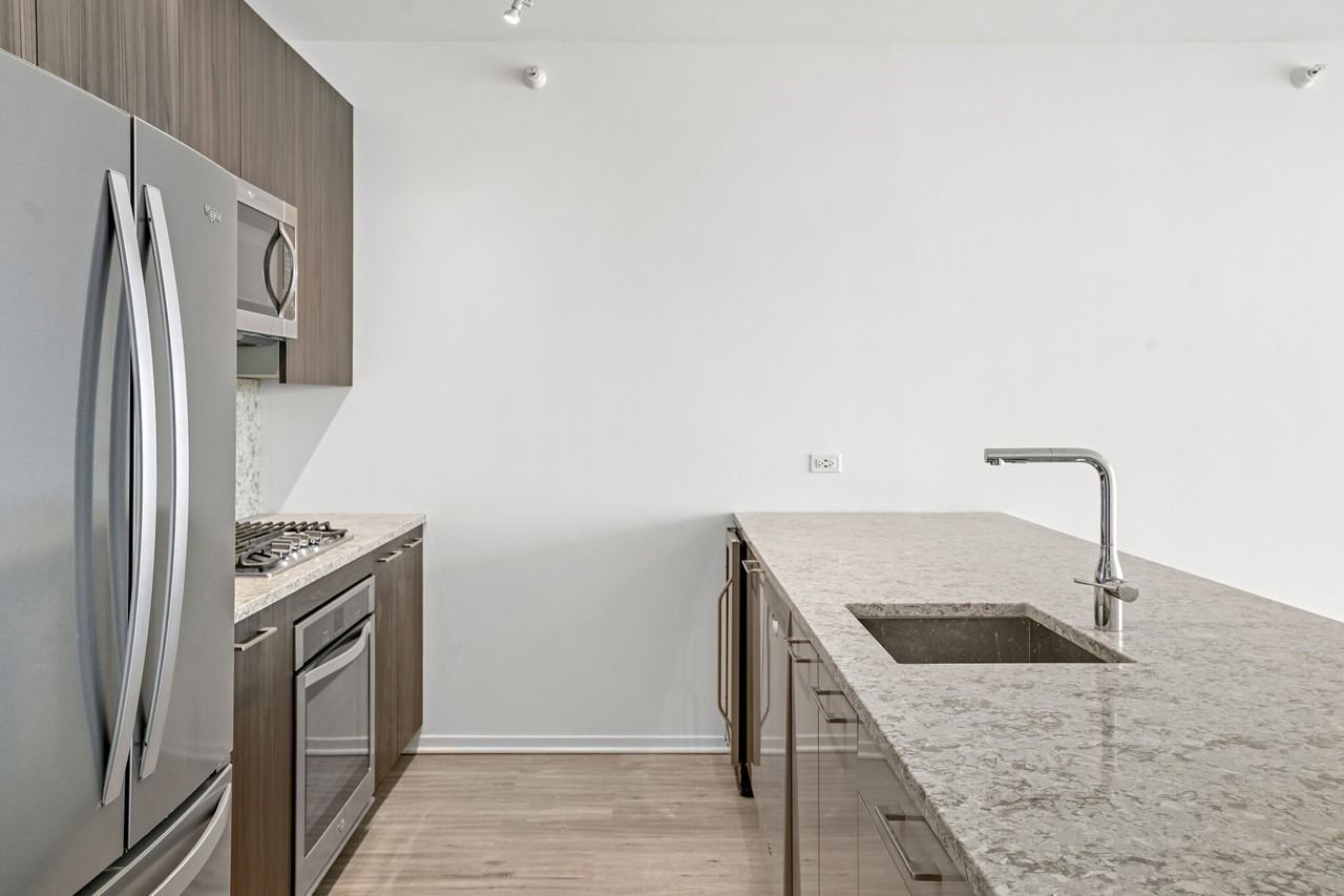 220 E Illinois St #1-1 - Photo 4 of 31