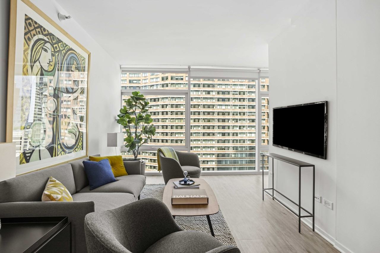 220 E Illinois St #1-1 - Photo 5 of 31