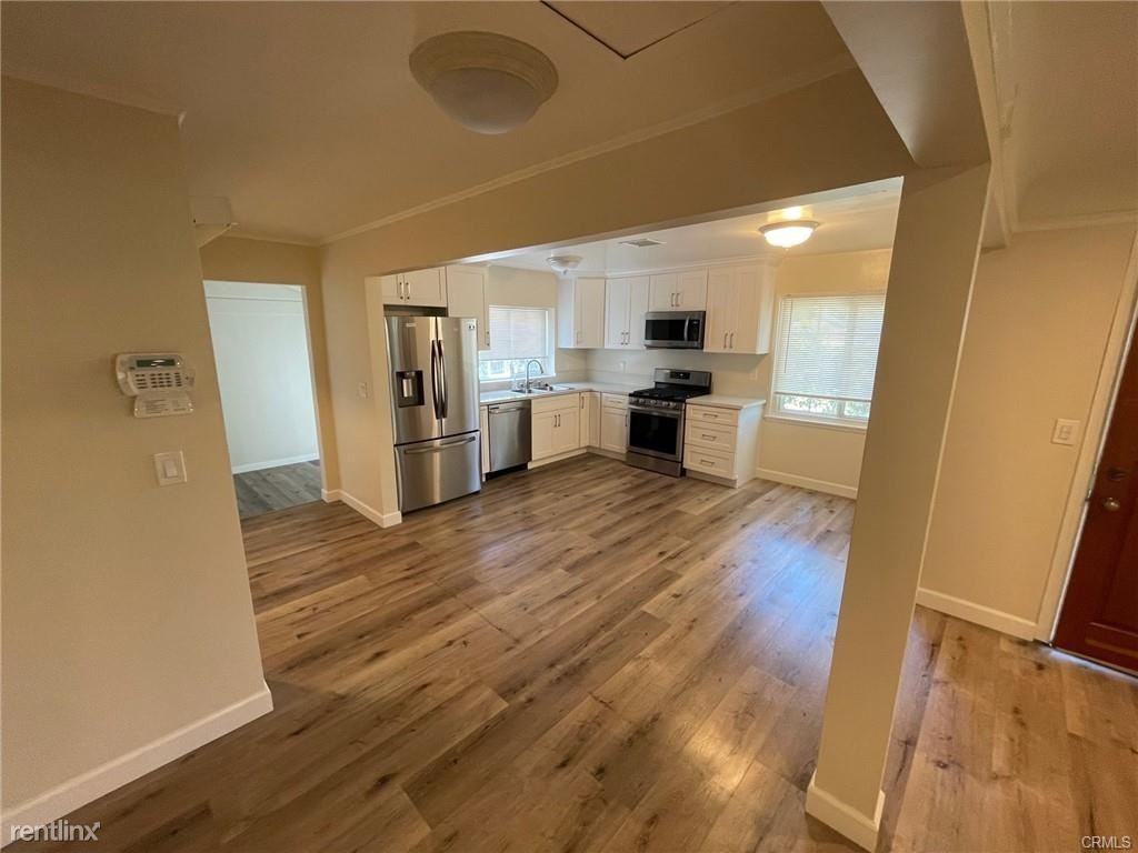 2304 California Ave - Photo 3 of 10