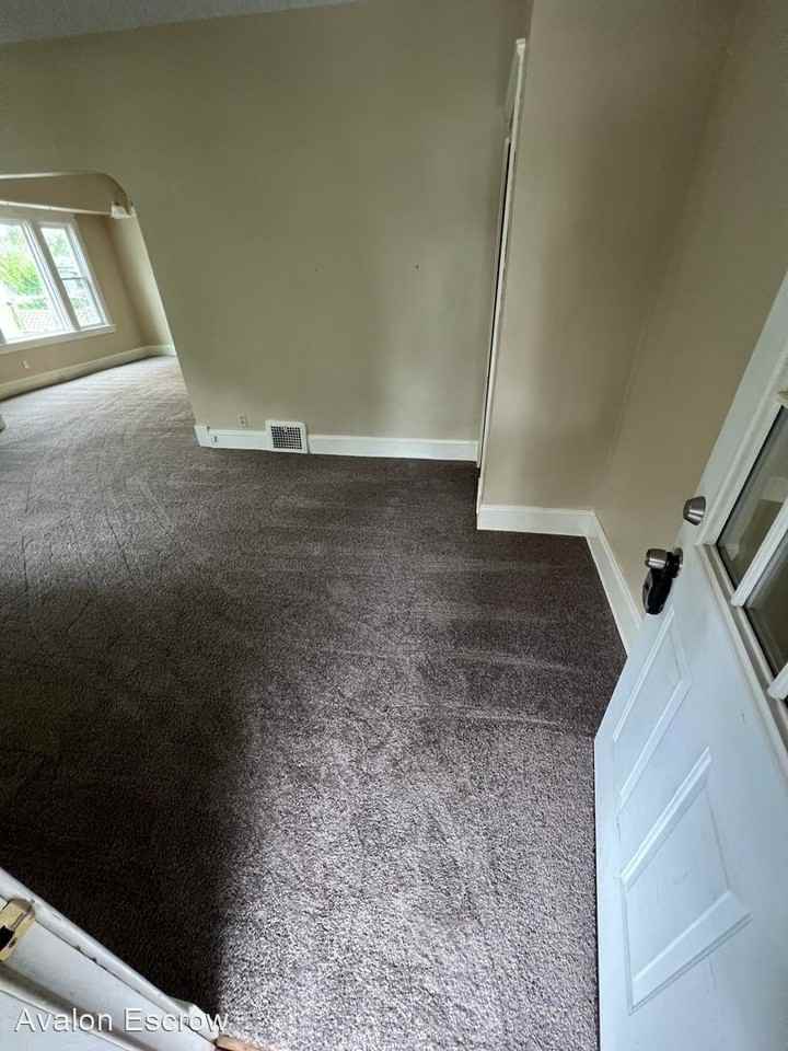 10718 Bernard Avenue - Photo 3 of 14