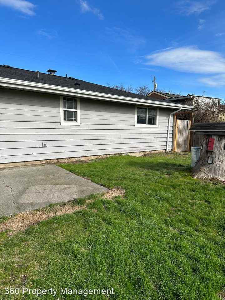 647 Se 4th Ave - Photo 3 of 50