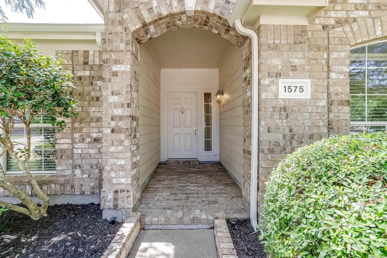 1575 Mahogany Dr - Photo 2 of 25