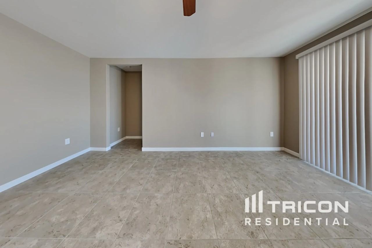 30315 W Crittenden Ln - Photo 3 of 20