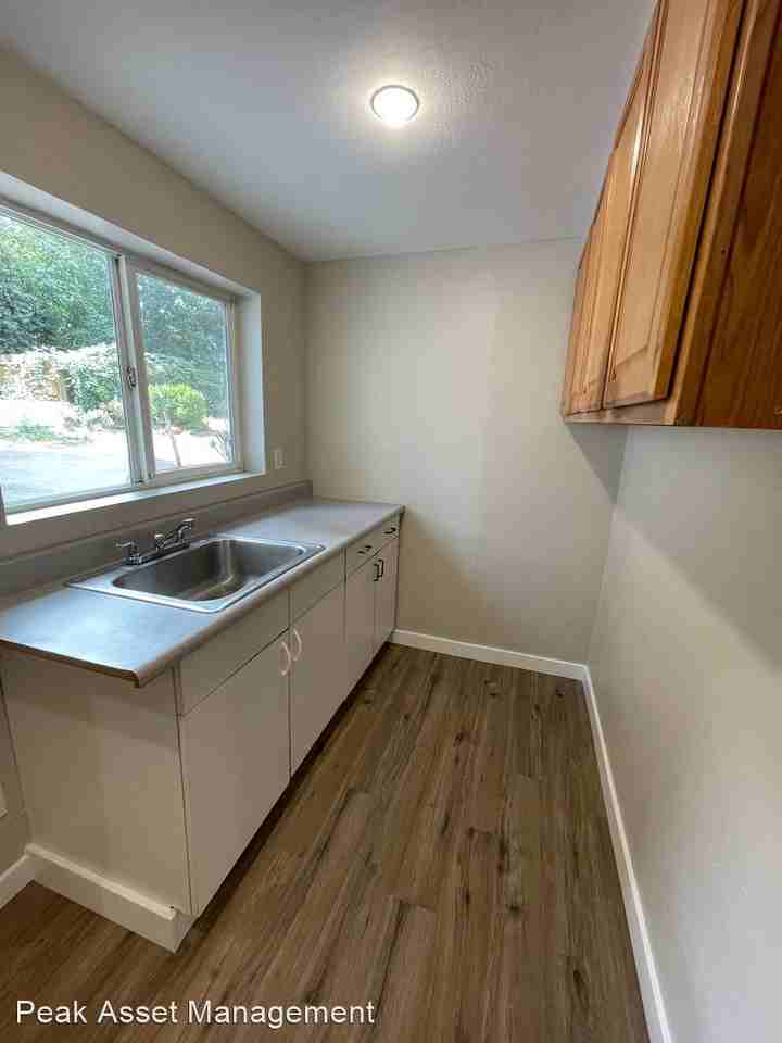 6026, 6028, 6030-6036 NE Ainsworth St - Photo 3 of 5