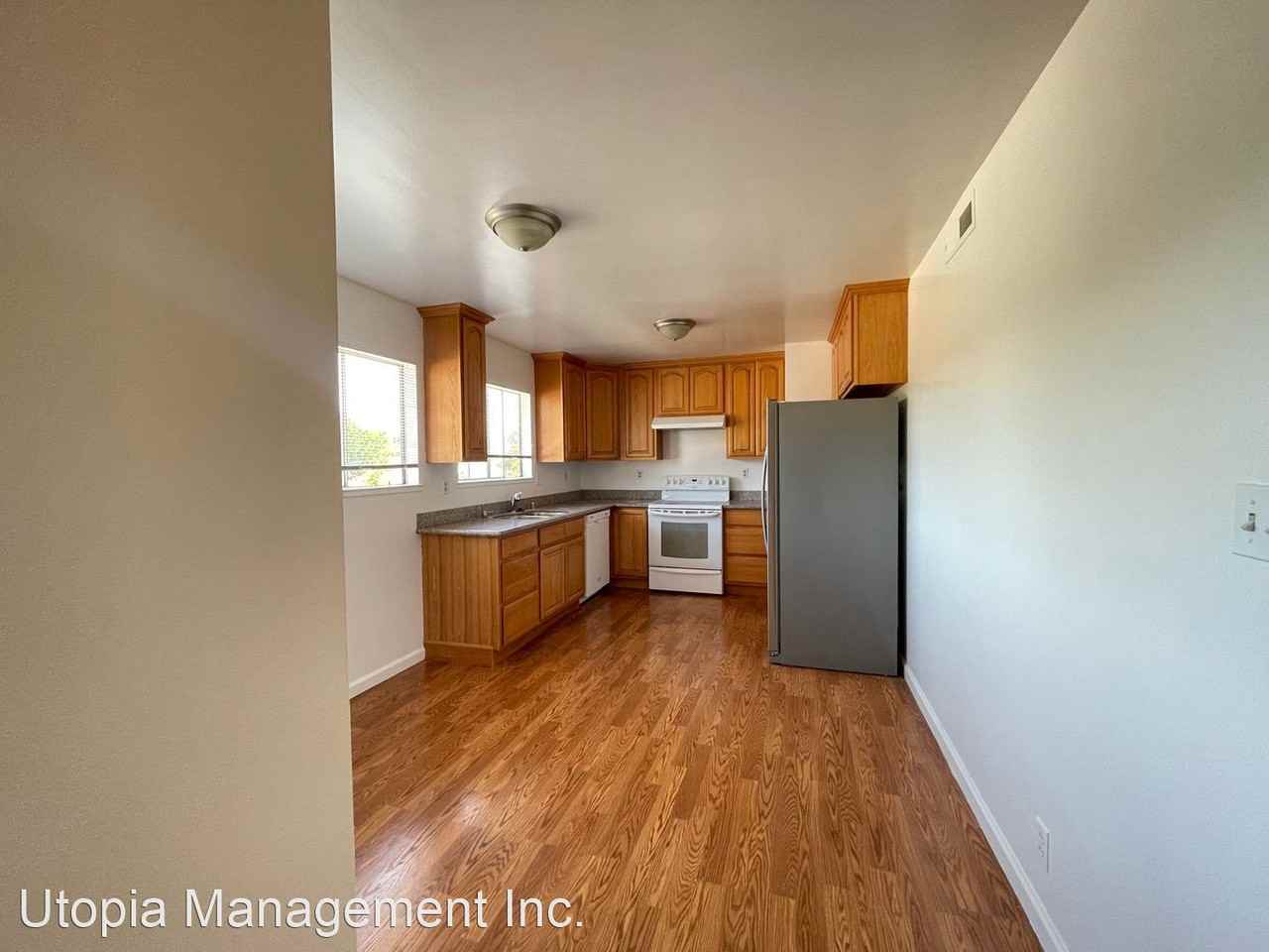 553 Dean St - Photo 3 of 15