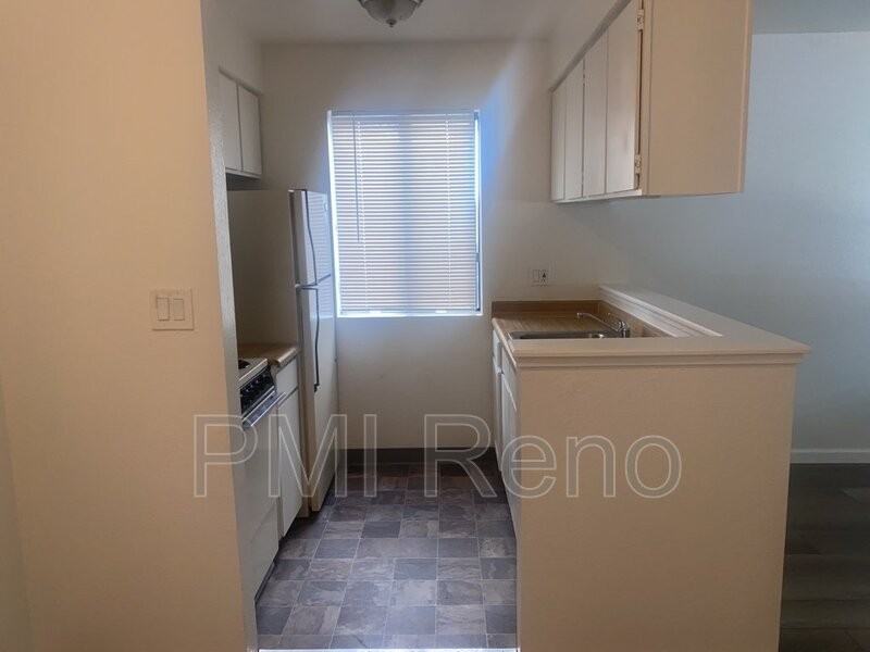 1015 Locust St #C - Photo 5 of 8