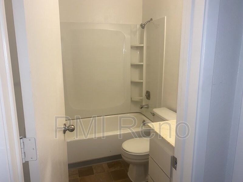 1015 Locust St #C - Photo 6 of 8