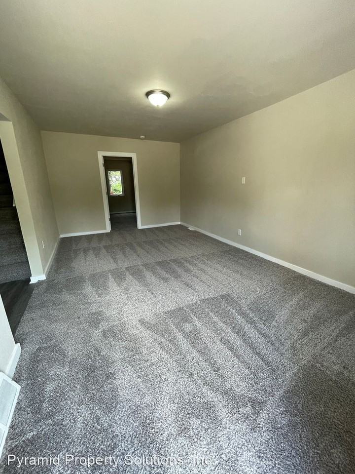 1629 48th St - Photo 3 of 15