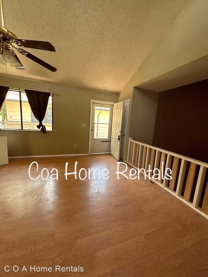 102 W Rosewood Ln - Photo 3 of 15