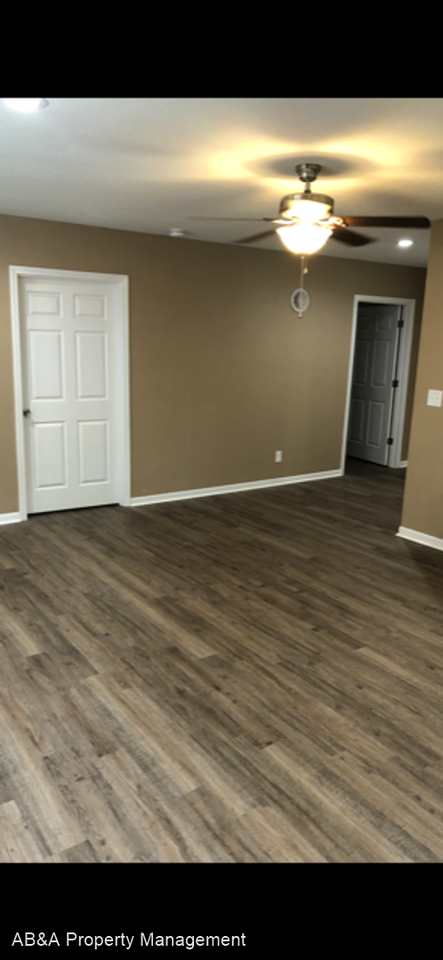 614 1/2 S Oakland St - Photo 3 of 7