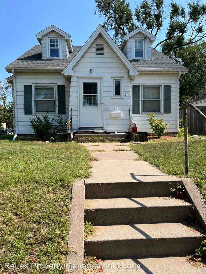 201 21st St S, La Crosse, WI 54601 5 Bedroom House for 2,650/month