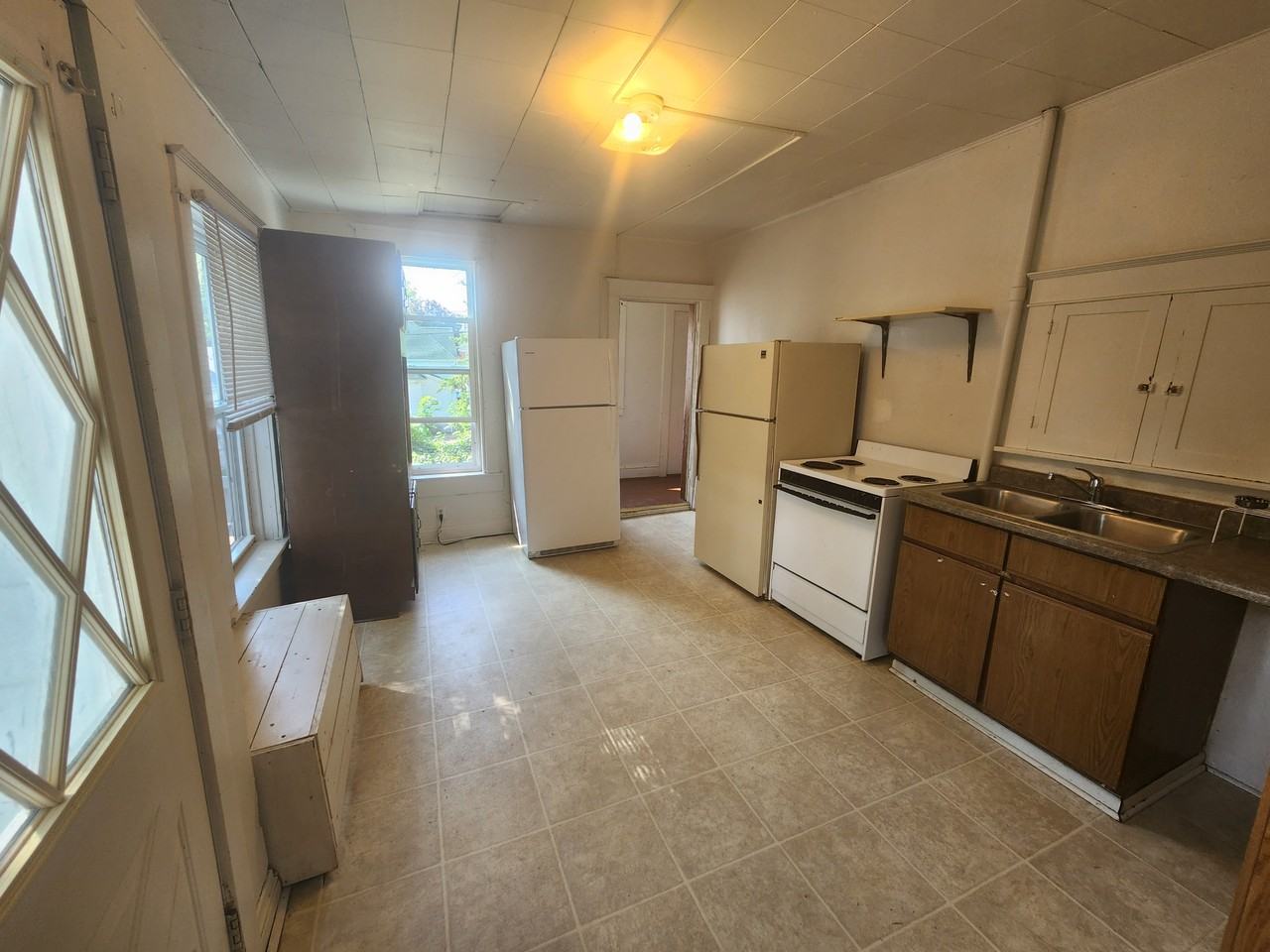 223 Broadway St - Photo 4 of 22