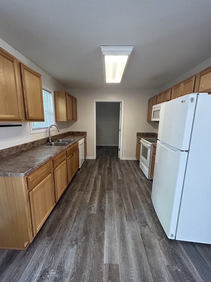 1218 Quail Hollow Cir - Photo 2 of 11