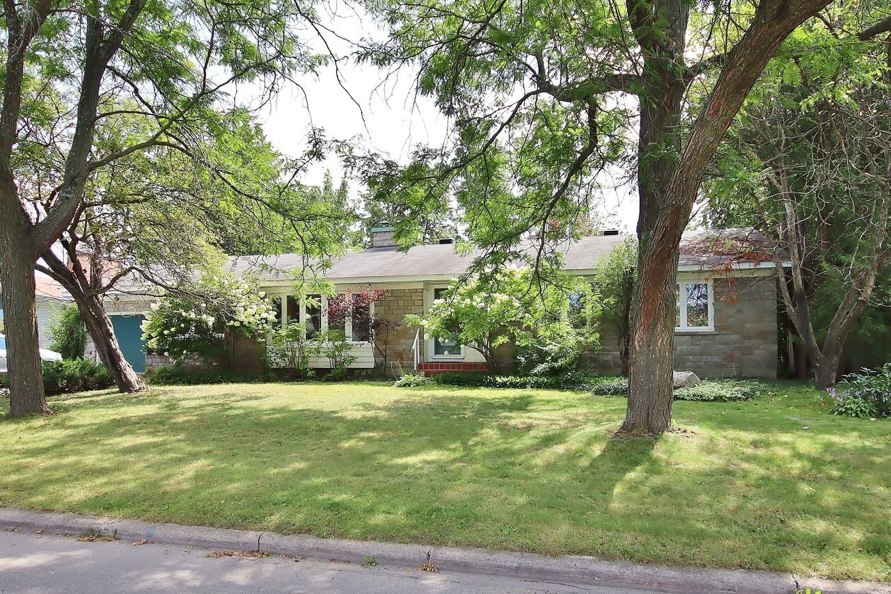 448 Roger Rd, Alta Vista SPACIOUS 3 BED BUNGALOW BACKING ONTO FOREST