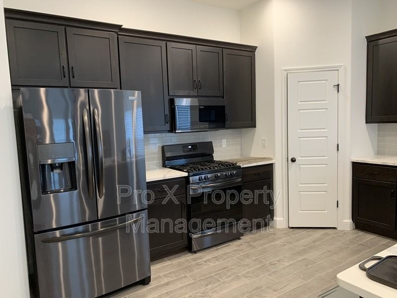 812 Delaney Dr - Photo 3 of 9