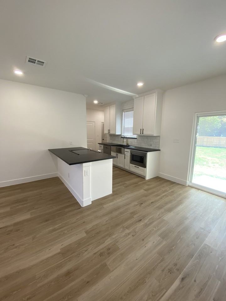 622 W Florence St #1 - Photo 6 of 21