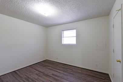 807 W Hastings Ave #1 - Photo 4 of 10