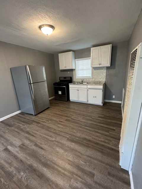305 5th Ave #1 - Photo 3 of 5