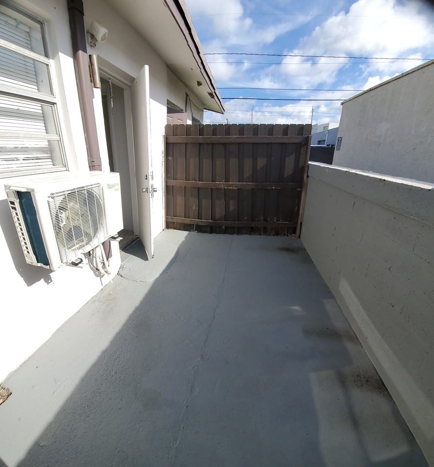 215 Sw 16th St #4 - Photo 3 of 17