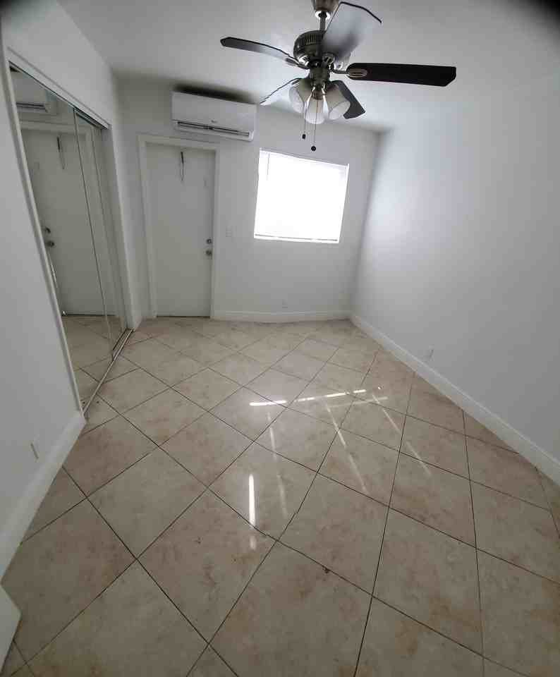 215 Sw 16th St #4 - Photo 4 of 17