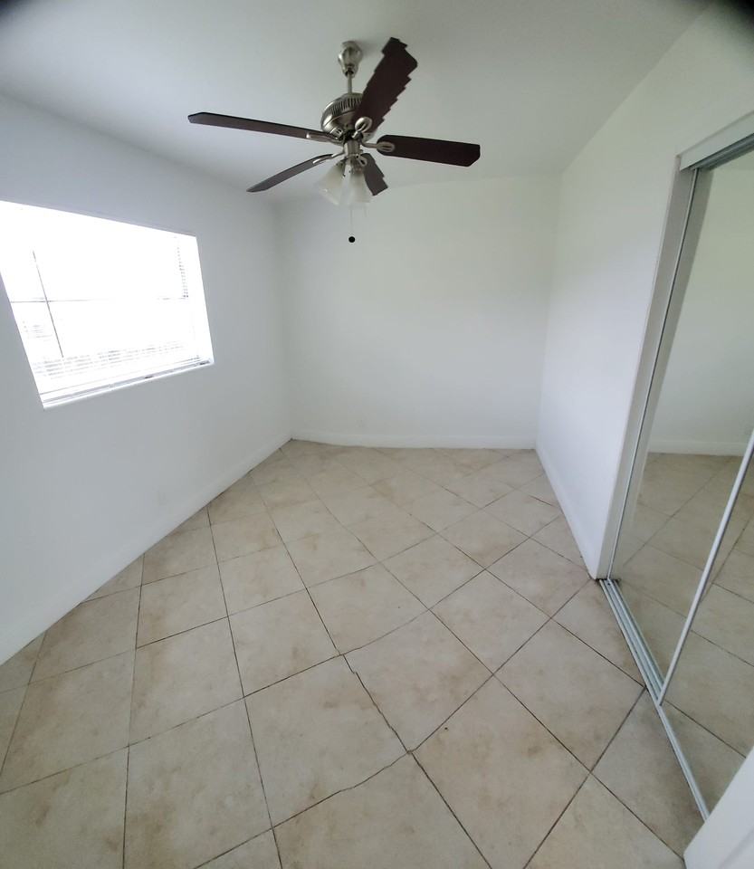 215 Sw 16th St #4 - Photo 5 of 17