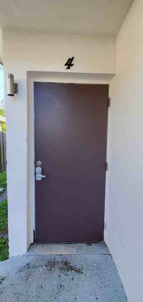 215 Sw 16th St #4 - Photo 6 of 17