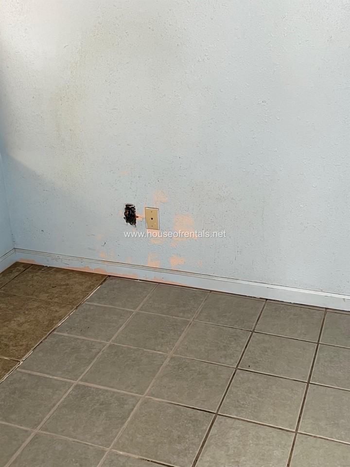 402 Plaza Drive - Photo 6 of 8