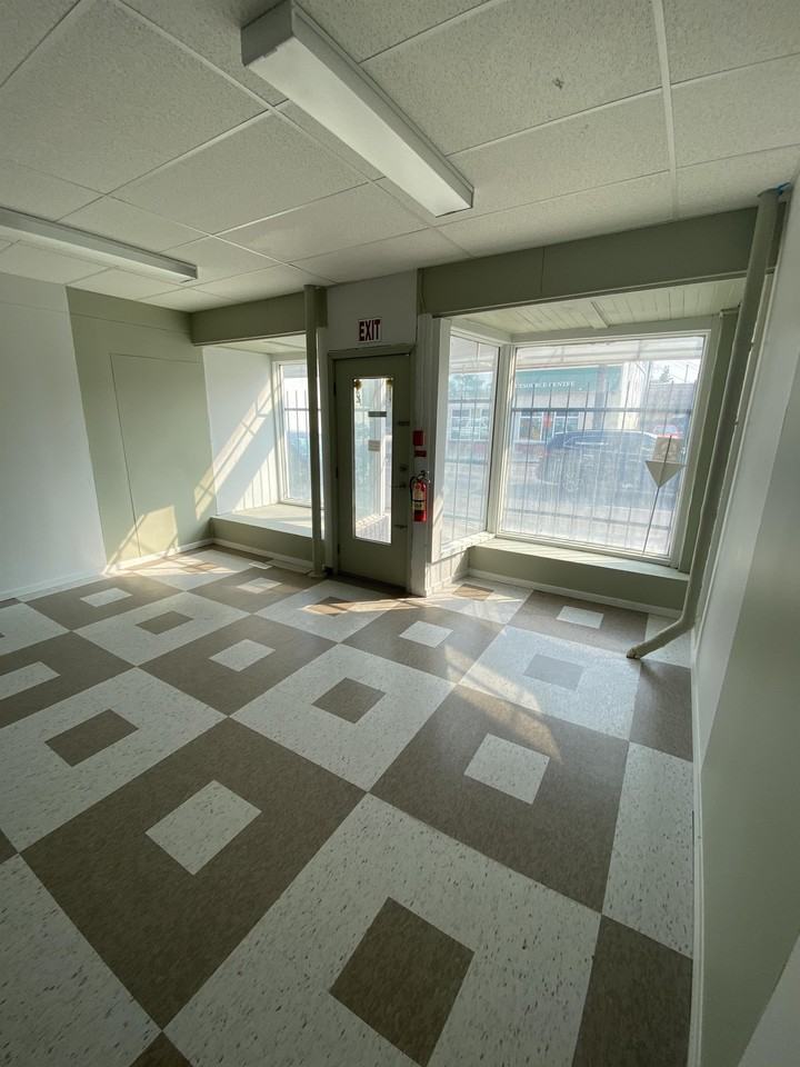 395 Selkirk Ave - Photo 2 of 4