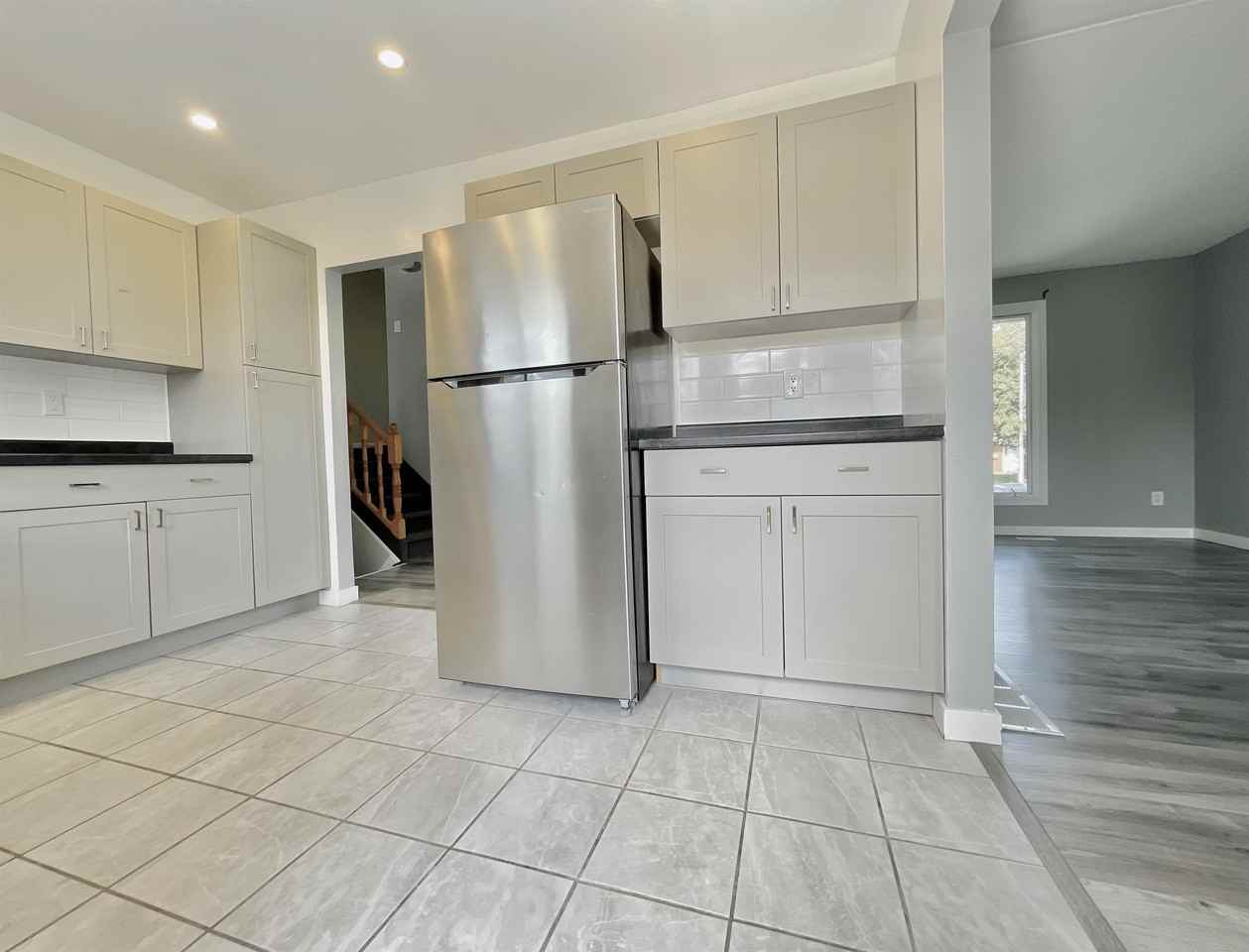 626 Camelot Dr - Photo 3 of 10