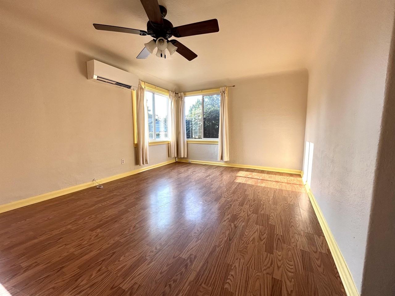 405 22nd St #1 - Photo 5 of 10