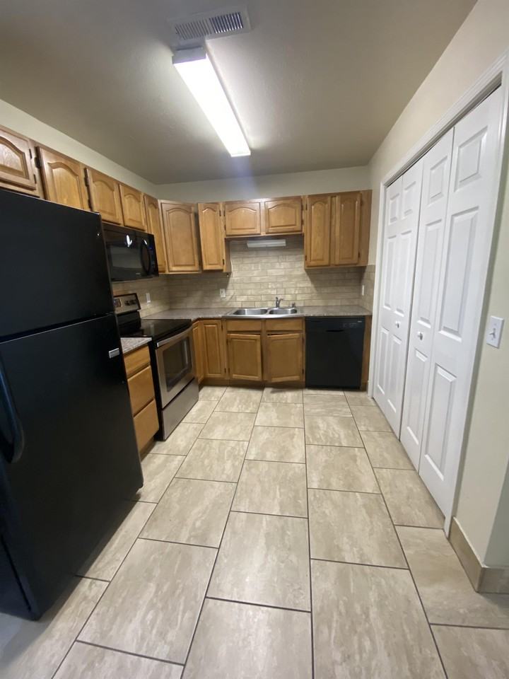 907 Coldwater Rd #C - Photo 2 of 7