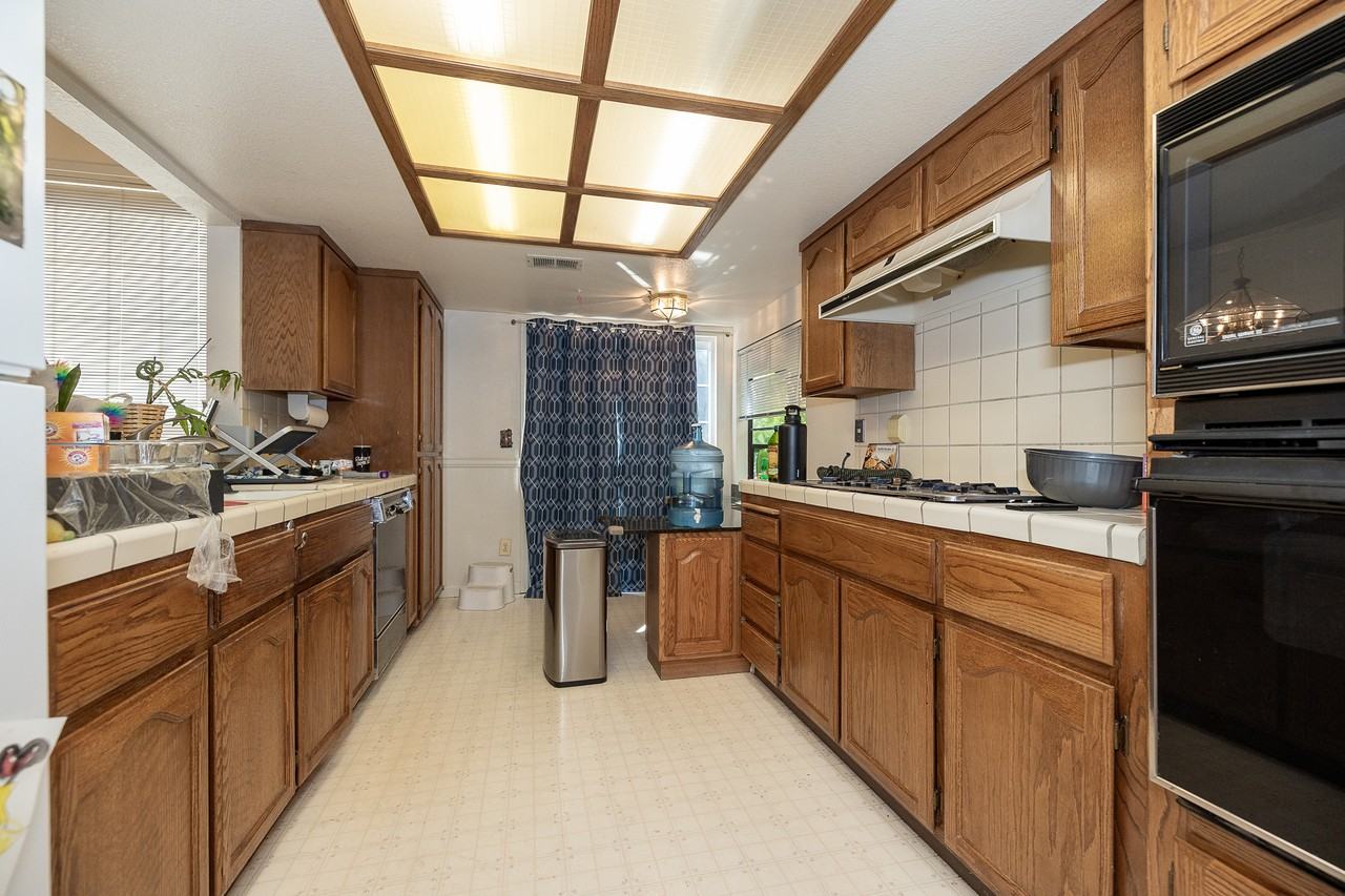 925 Oak Park Dr #1 - Photo 4 of 15