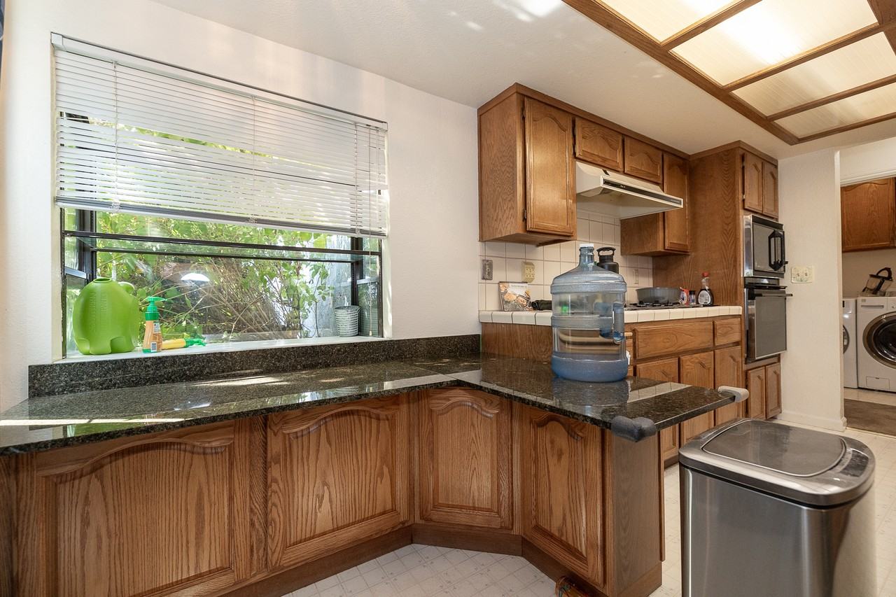 925 Oak Park Dr #1 - Photo 5 of 15