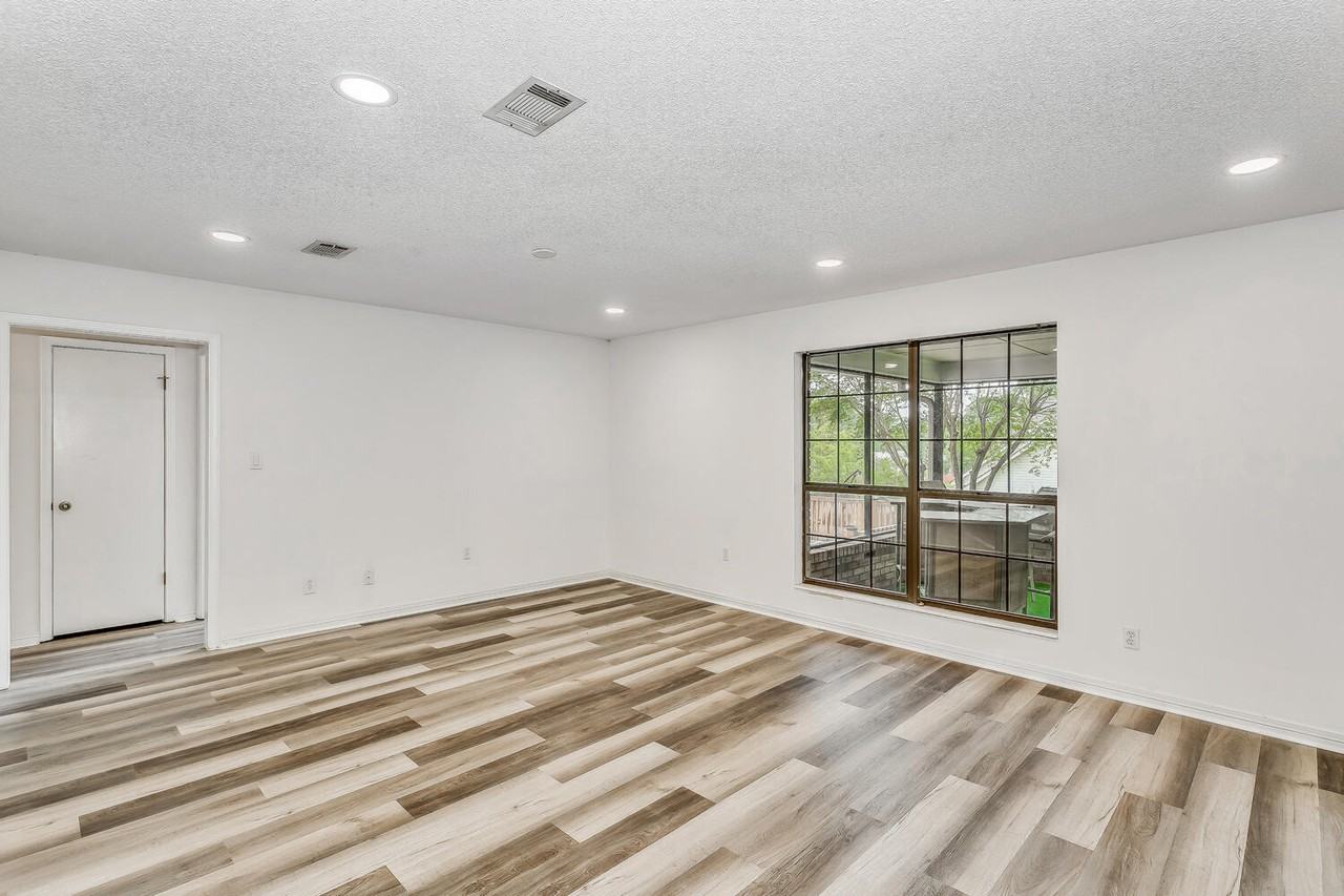 1960 Woodbridge Dr - Photo 3 of 49